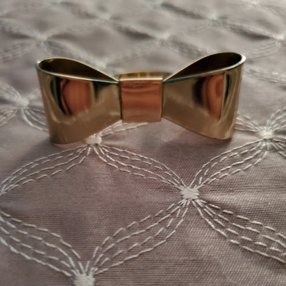 Jewelry - Gold colored bow ring